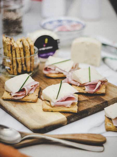 cracker_sfogliati_carote_senape_formaggio_ai_fiori_caseificio-val-d-apsa-ricettario